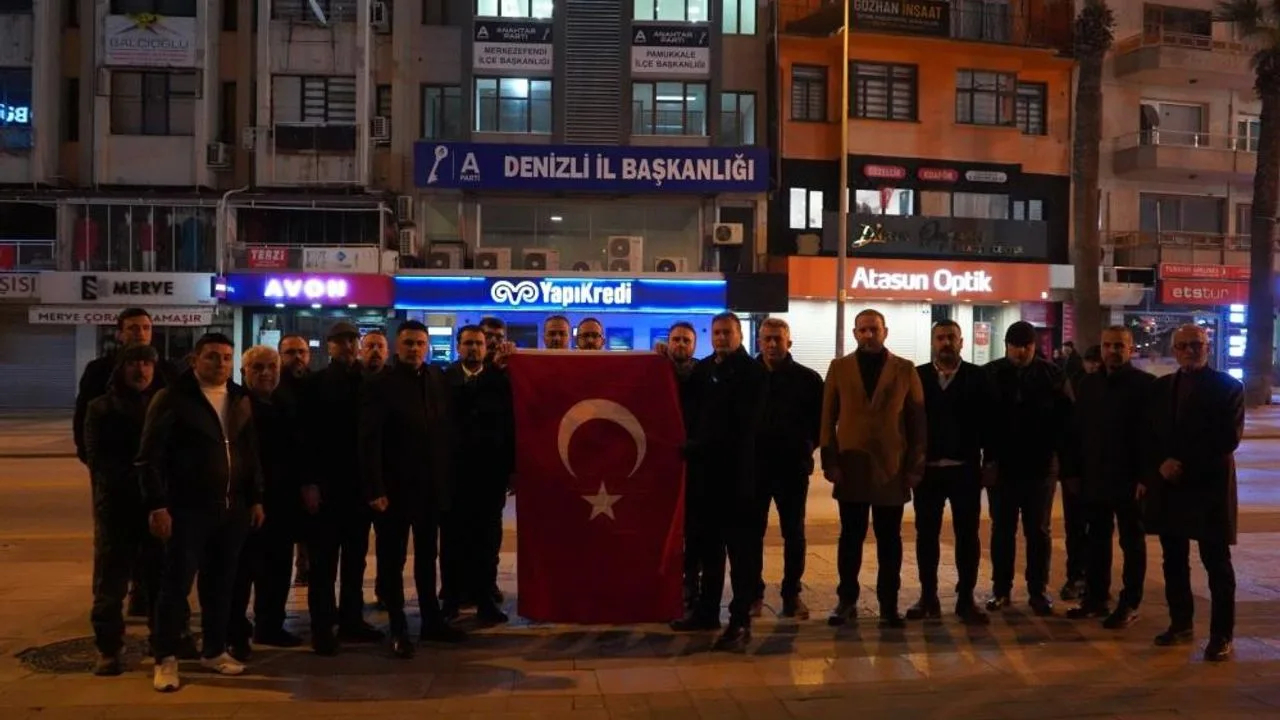 Anahtar Parti Denizli İl Binasına Dev Türk Bayrağı Asıldı