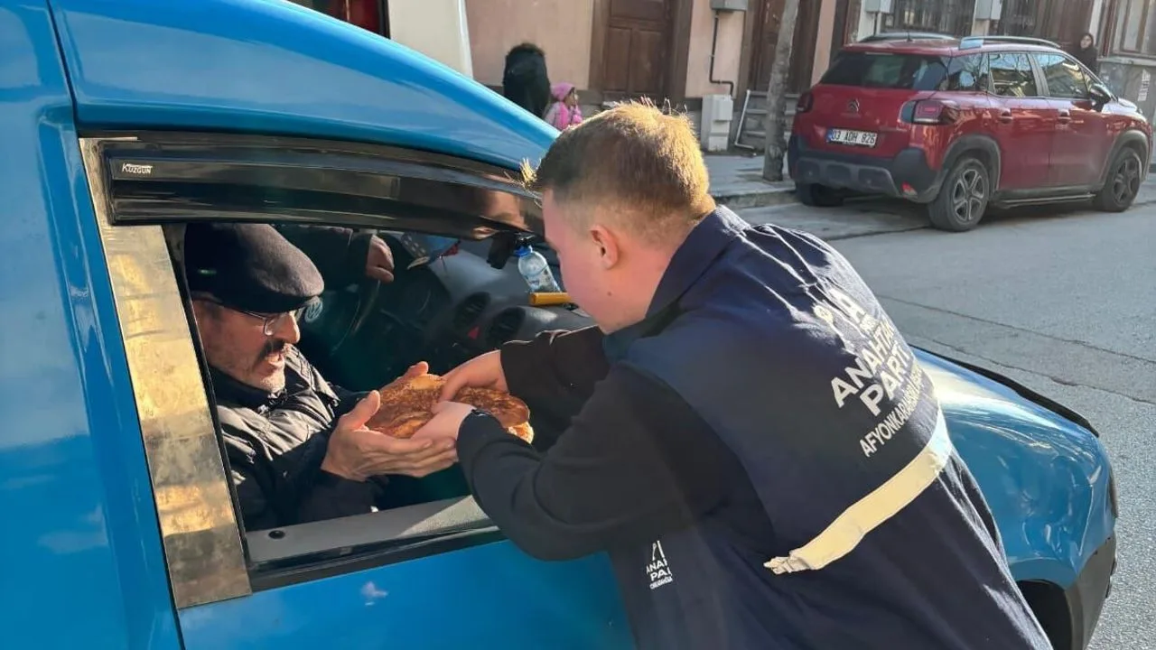 Anahtar Parti Gençlik Kolları'ndan Pide İkramı