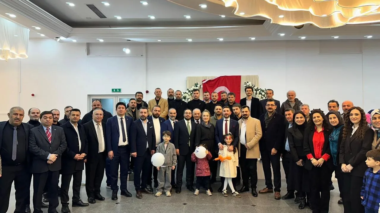 Anahtar Parti Hendek'te Büyük Bir Gövde Gösterisi Düzenledi