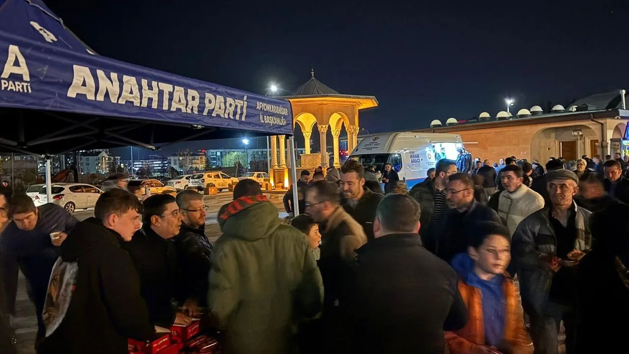 Anahtar Parti Kadir Gecesi'nde Beş Cami Ziyareti Gerçekleştirdi